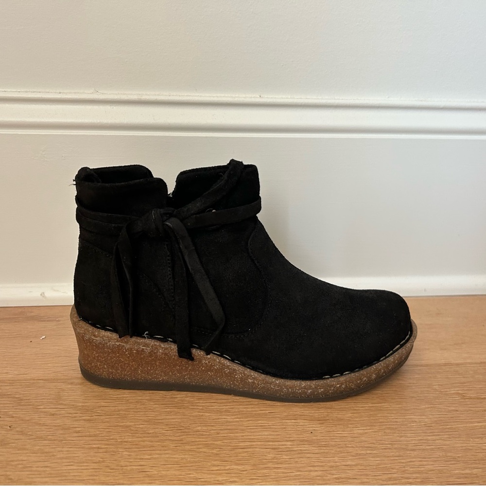 Born Vaughn Black Boots